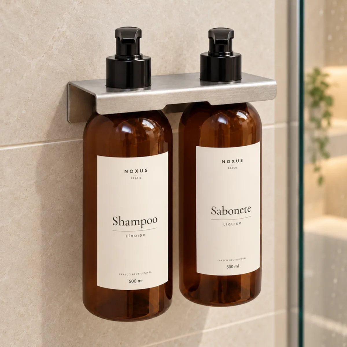 Suporte NX-04 em inox escovado na parede do box, com os dois frascos âmbar de shampoo e sabonete